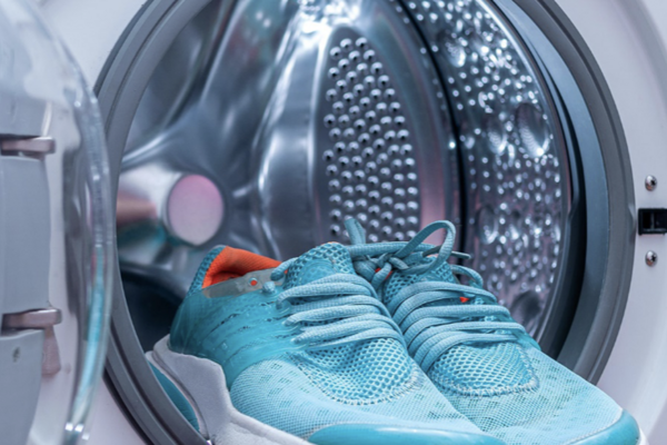 So waschen Sie Turnschuhe in der Waschmaschine