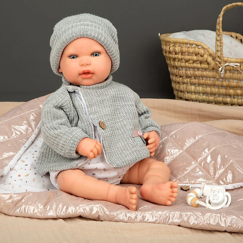 Кукла-бебе Оливия със сива вълнена жилетка и спален чувал - 45 см