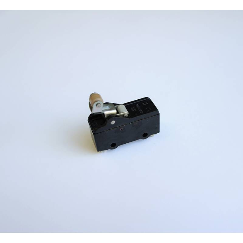 Ключ МП1107 незадържащ с рамо 10mm и ролка НО черен 660V 10A