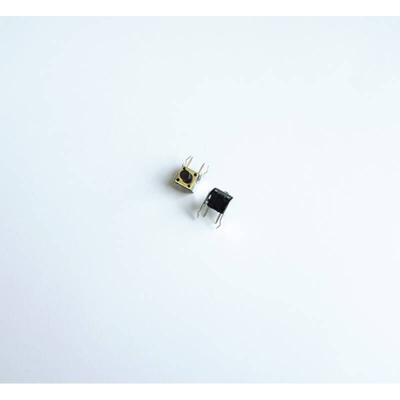 Малък ъглов бутон 2pin 6x6x4,5mm незадържащ НО черен 12V 0,05A H=0,5mm