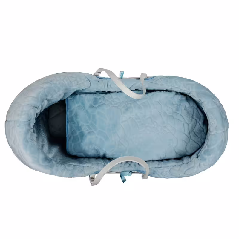 Плетено кошче за бебе със син спален комплект