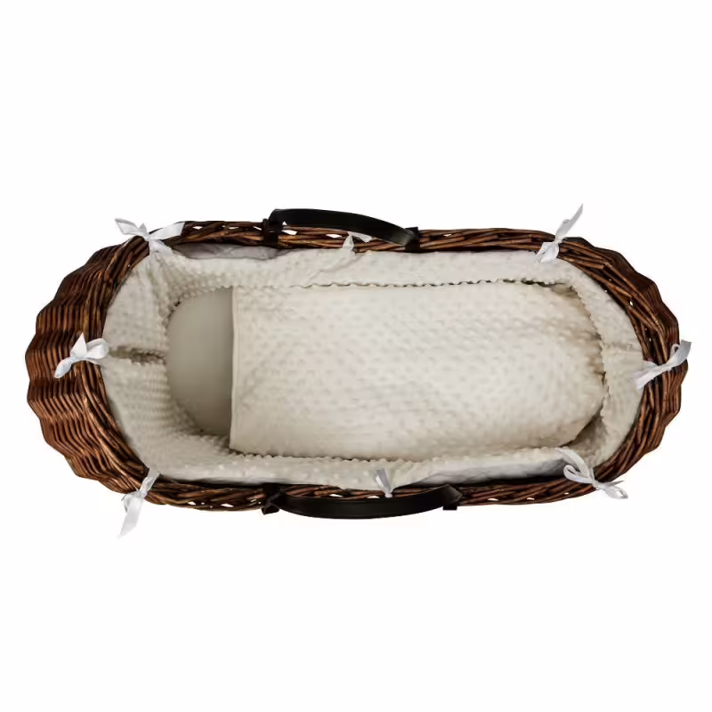 Тъмно плетено кошче за новородено с бял спален комплект